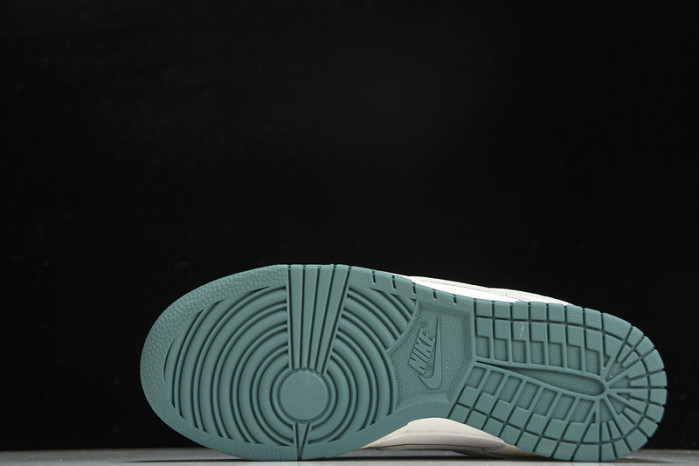 dunk low gs